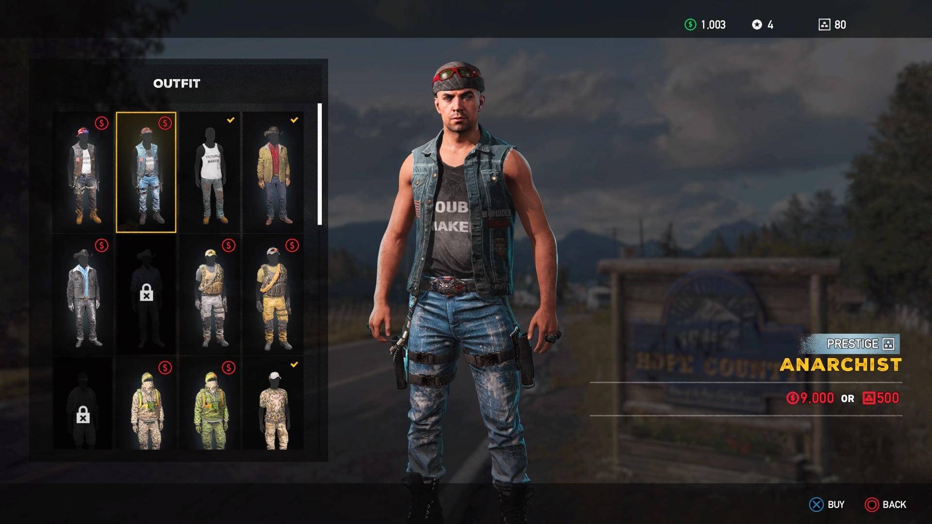 Far Cry 5의 아나키스트. 작은 미국 국기 패치가 있는 파란색 Denim 조끼, 검은색 Trouble Maker 탱크탑, 연한 색 청바지; 어두운 색 반다나에는 Chopper 국기 프린트가 없습니다.
